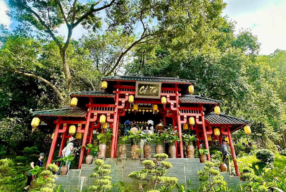 Ngôi chùa được bao bọc bởi thiên nhiên hùng vĩ